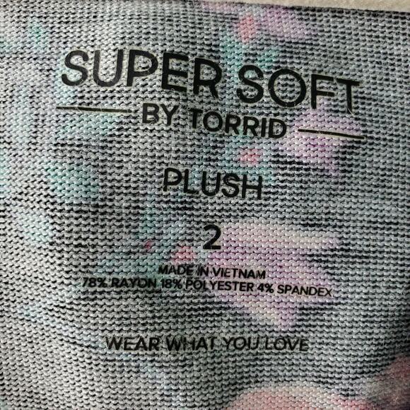 Torrid Womens Black Super Soft Plush Floral Printed V-Neck Shark Bite Top Size 2 - Picture 3 of 6